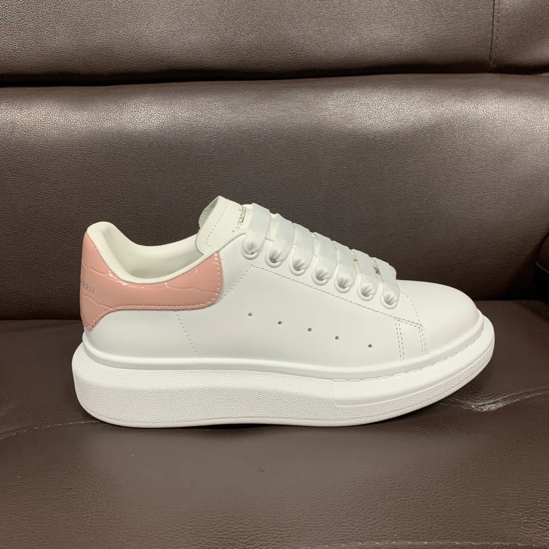👟👟Ex-factory price 560👟👟 Professional McQueen factory. Top version. Couple style Alexander McQUEEN high version has been upgraded to the highest quality again✅ 💪McQueen Spring, Summer, Autumn and Winter top version Purchasing level✅ Recruiting national online and offline agents to join🤝 🏆Fabric: Original materials imported from Italy. Texture, water-resistant and non-discoloring 🏆Inner lining: ️A-grade Italian imported lining resistant to dirt, sweat-absorbent, breathable and comfortable 🏆Foot pads: top-grade imported Italian super-soft cowhide leather 🏆Outsole: PU+counter 1:1 🏆Shoe box: original white box. Plus white flip cover for double-layer protection. Cloth bag. Handbag. Certificate of 1:1 mold opening, 4-piece set. Delivered with a pair of shoelaces. 🖕🏿🖕🏿🖕🏿 You can choose any pair of shoelaces in any color of our factory 🏆Code number: women's 34-41. men's 38-46 🏆Special remarks (women's code 34.40.41, men's code 38.45.46 is customized, no returns or exchanges) Win-win cooperation 🤝